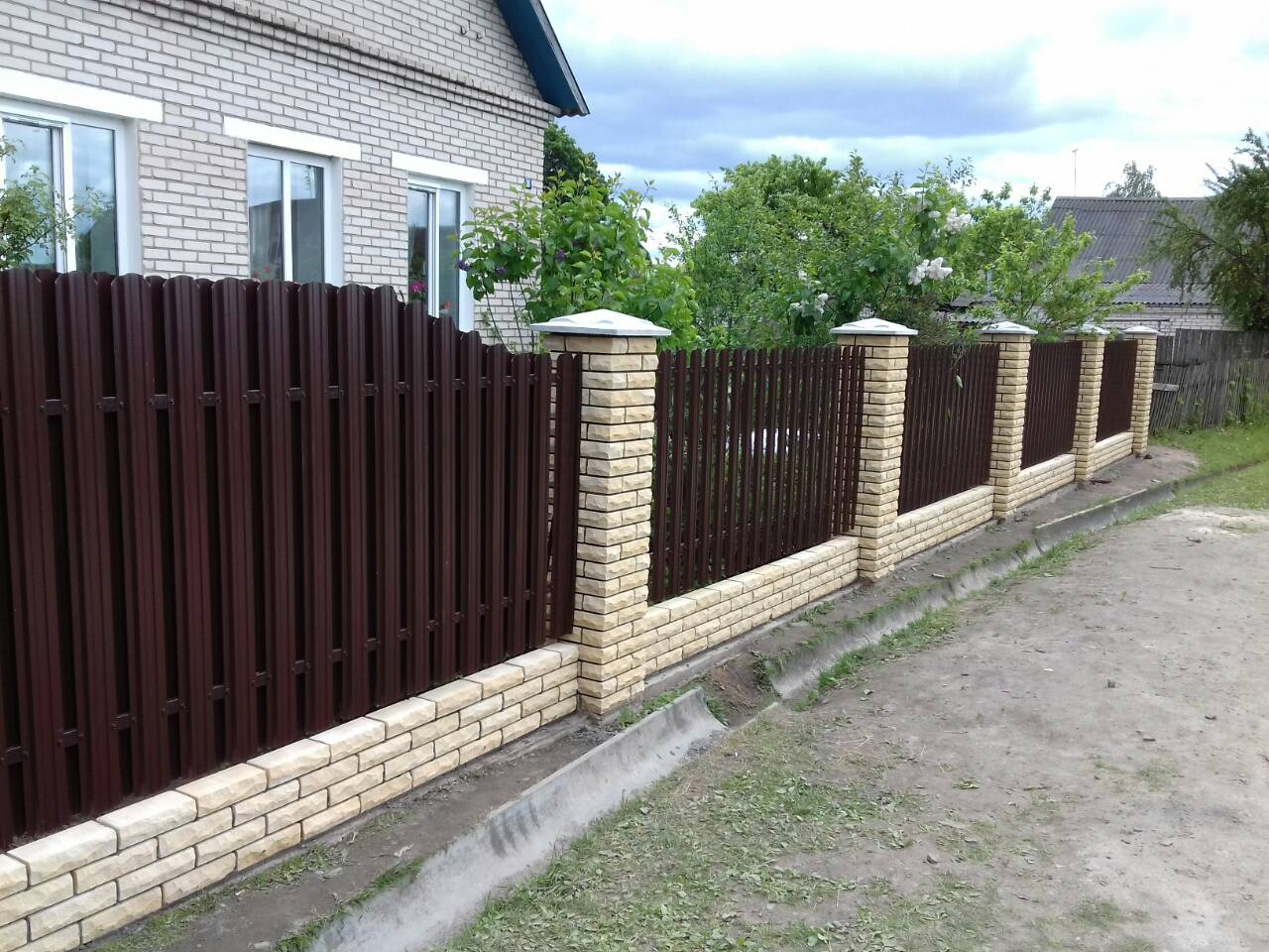 Забор из кирпича