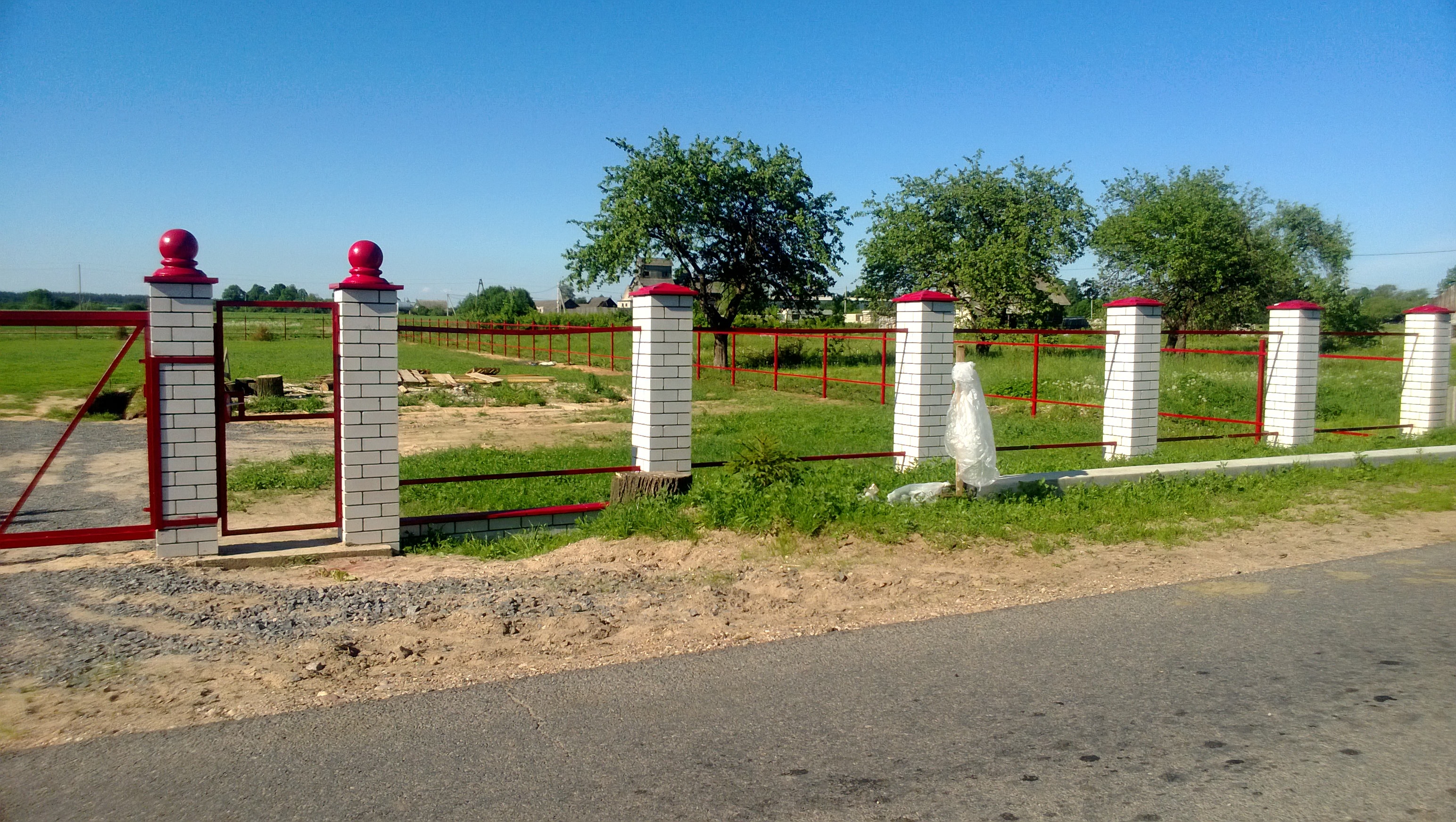 Забор из кирпича
