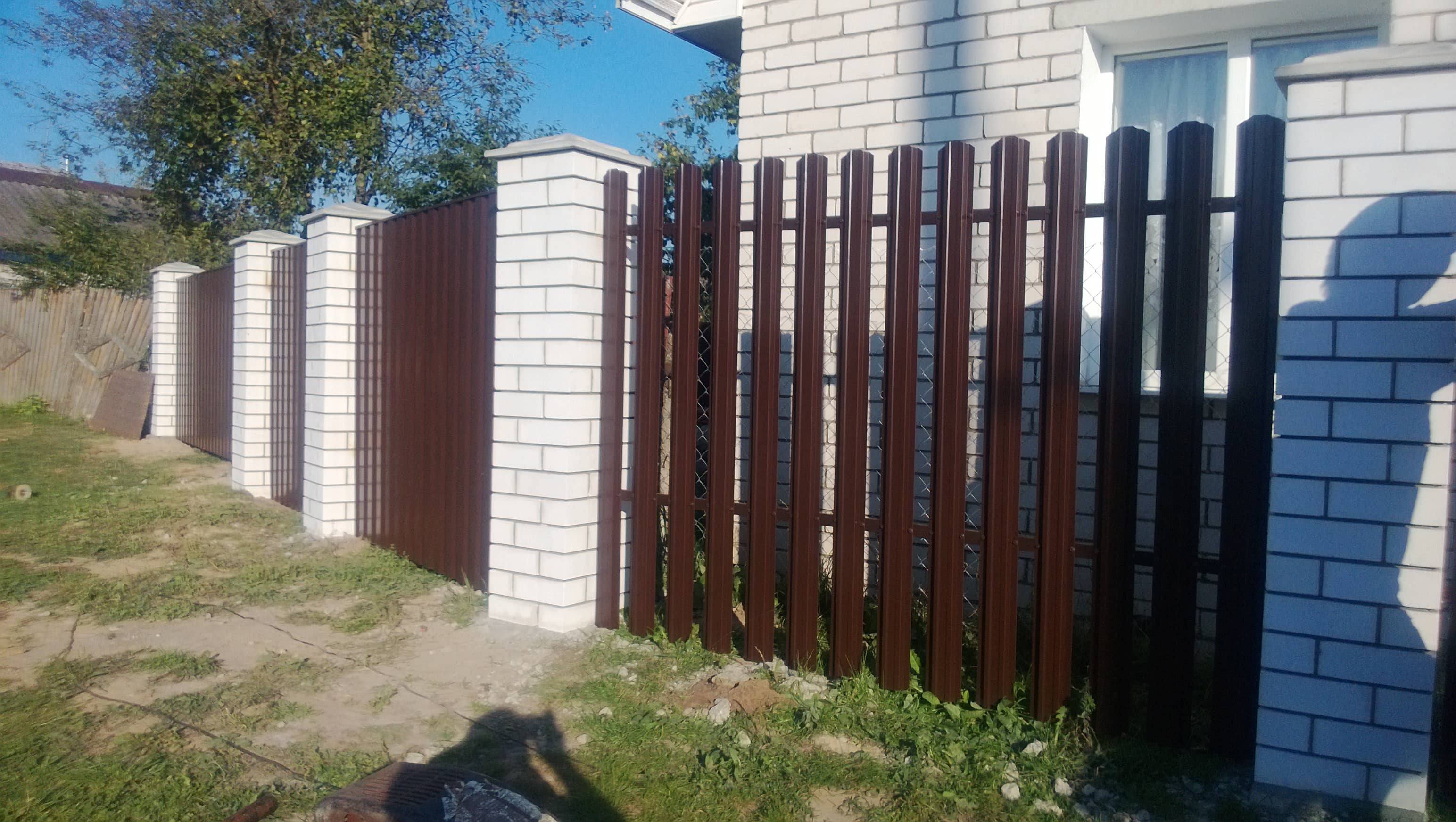 Забор из кирпича