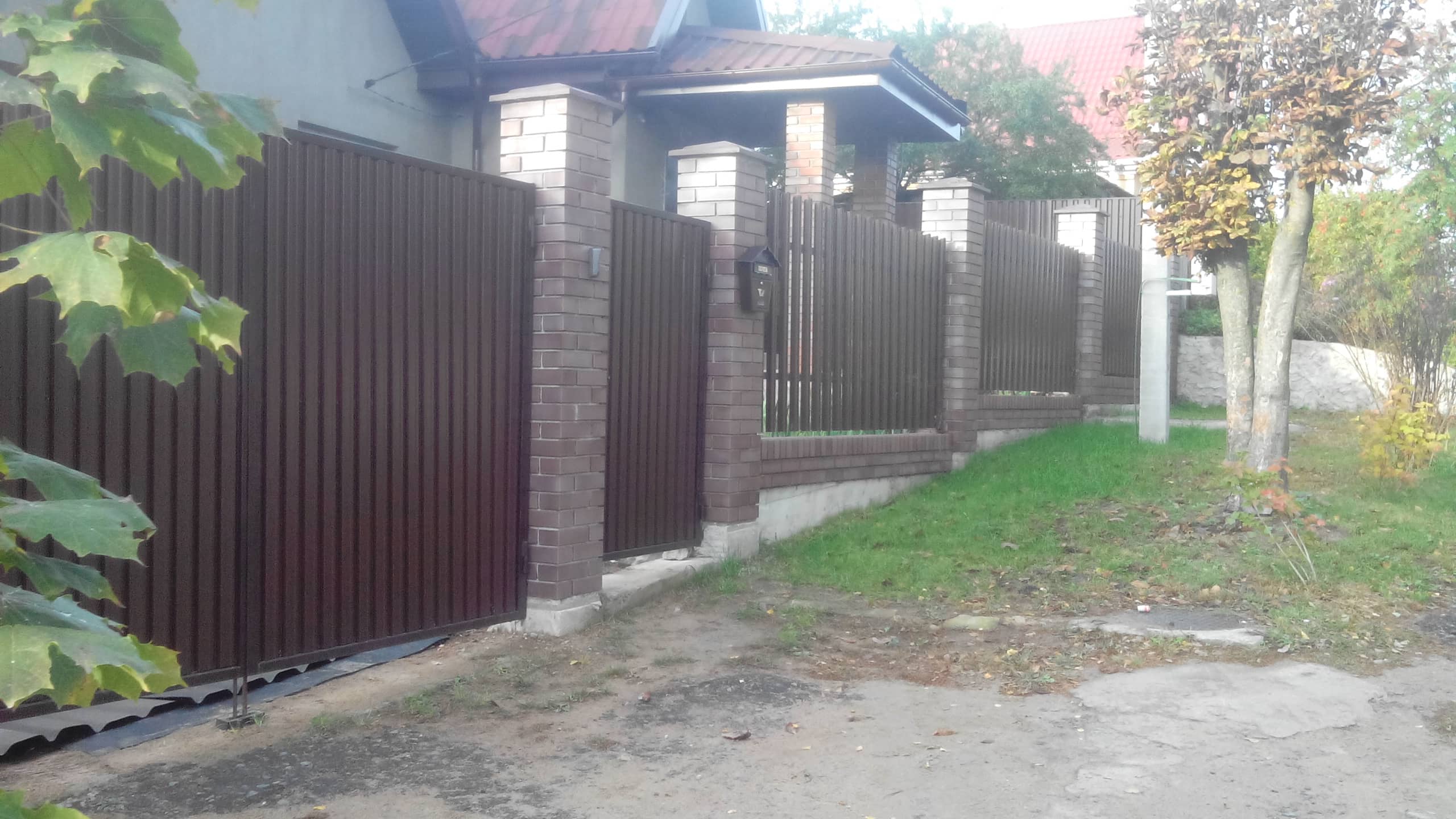 Забор из кирпича